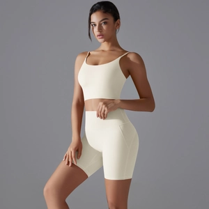 Dettaglio completo completo sportivo senza cuciture crema con reggiseno e pantaloncini