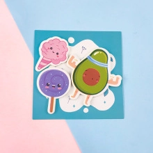 Nahaufnahme von niedlichen PET-Stickern mit Süßigkeiten und Avocado-Motiven
