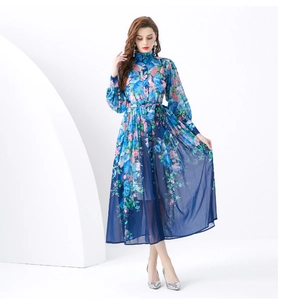 Dettaglio di un vestito lungo a fiori con maniche a lanterna e elegante design a collo alto