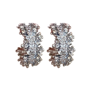 Boucles d'oreilles minimalistes en C avec texture de lave et finition argentée brillante