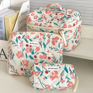 Floral Quilted Makeup Bag Toiletry Pouch Travel Cosmetic Organizer Cotton Fabric Sweet Flower Pattern Portable Case