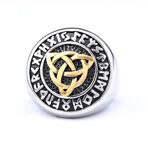 Anello vichingo nordico in acciaio inossidabile con nodo Triquetra oro e rune incise
