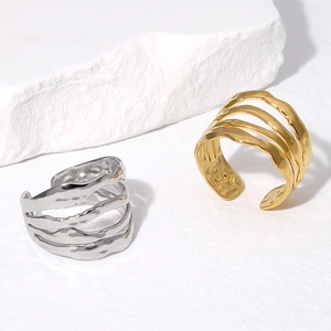 Anelli irregolari in acciaio inossidabile placcato oro 18K in set oro e argento