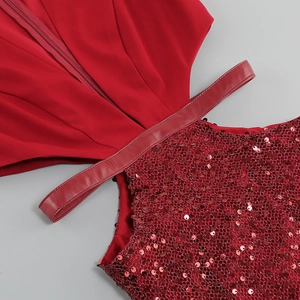 Macro de paillettes, bordure en cuir rouge et détail de fermeture éclair sur la robe