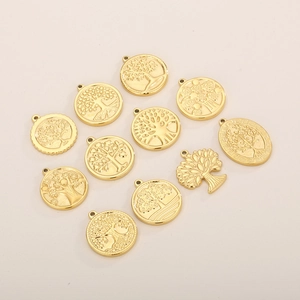 Détail de pendentifs Arbre de Vie dorés de formes variées pour bijoux personnalisés