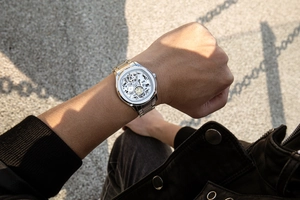 Gros plan détaillé d'une montre mécanique squelette pour homme en acier inoxydable