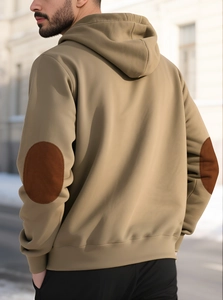 Sweat à capuche kaki pour homme avec coudières marron, vue arrière sur fond urbain flou