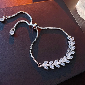 Détail du bracelet feuille argenté avec zircons et fermoir coulissant ajustable