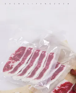 Detailansicht einer realistischen künstlichen Rindfleischscheibe in Vakuumverpackung