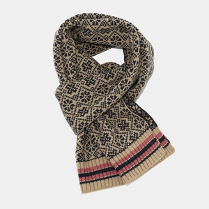 Détail d'une écharpe en maille avec jacquard floral et bordures côtelées à rayures
