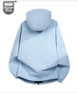 Rückansicht der gletscherblauen Outdoorjacke mit Kapuze und winddichtem Material
