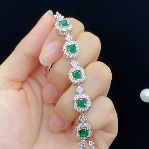 Nahaufnahme von smaragdgrünem Armband mit Prinzess-Schliff und Silberfassung