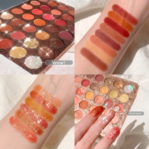 Campioni dettagliati di una palette di ombretti a 35 colori con texture opache e glitter