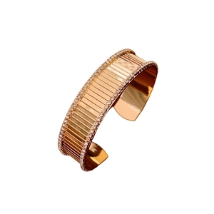 Bracciale rigido aperto placcato oro rosa 18K con strisce verticali e pavé di diamanti