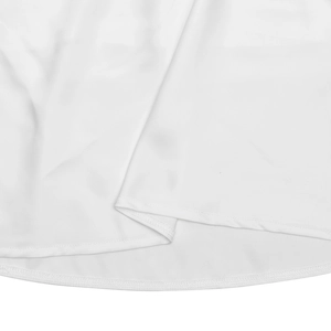Gros plan détaillé de la texture en satin blanc et des coutures sur l'ourlet de la manche