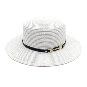 Chapeau canotier en paille à bord large avec ruban noir et boucle dorée