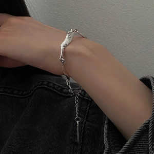 Bracciale irregolare in metallo liquido argentato con catena di estensione regolabile