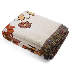Coperta bohémien in maglia con motivi floreali e frange colorate in beige caldo
