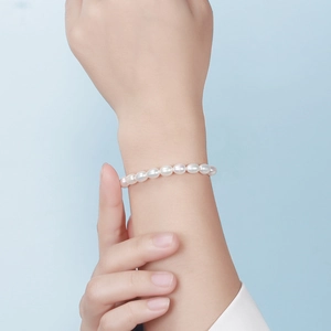 Elegant S925 sterling silver bracelet featuring natural white baroque freshwater pearls