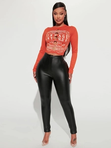 Damen Langarm Crop Top mit Vintage-Print, Ausschnitten und Kunstlederhose in Schwarz