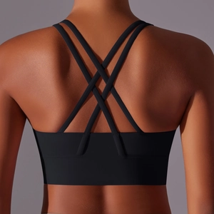 Dettaglio delle spalline incrociate sulla schiena di un reggiseno sportivo nero