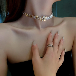Elegantes zweilagiges Choker-Halsband mit funkelnden Strasssteinen und Perlen am Model