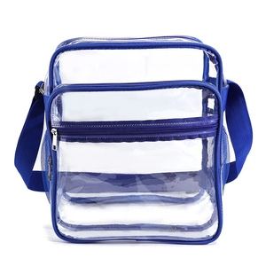 Détail du sac à bandoulière en PVC transparent avec sangle en tissu bleu et fermetures éclair