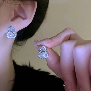 Hulu pearl necklace set with zircon studs shown on a model for a luxury elegant look