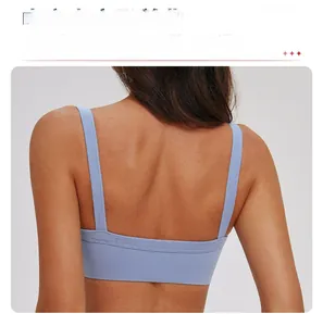 Vista posteriore del reggiseno sportivo azzurro con scollo quadrato sulla schiena