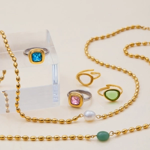 Conjunto de joyas de acero inoxidable dorado con piedras de colores y perlas elegantes