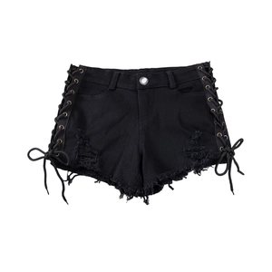 Dettaglio di pantaloncini in denim nero con lacci laterali e finitura orlo sfrangiato