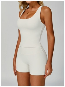 Détail de la texture côtelée de l'ensemble de yoga beige avec short et débardeur