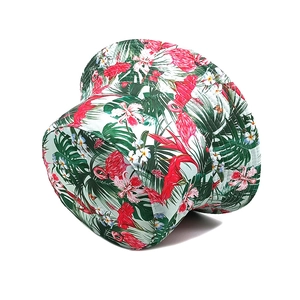 Détail de l'imprimé flamant rose tropical sur le bob avec feuilles de palmier et fleurs