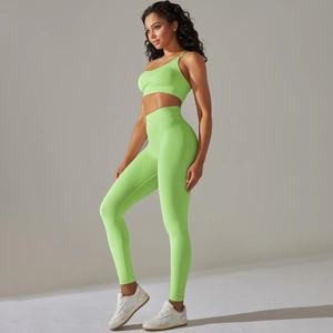 Vue détaillée d'un ensemble de yoga côtelé vert néon avec legging taille haute