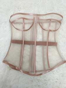 Detailaufnahme des nudefarbenen Mesh-Korsetts mit Metallreißverschluss und Stützstäben