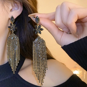 Orecchini a fiore con nappe di strass neri indossati per uno stile elegante chic