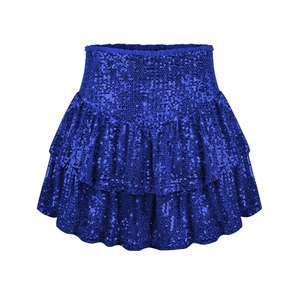 Detalle de minifalda de lentejuelas azul oscuro con capas escalonadas y cintura elástica