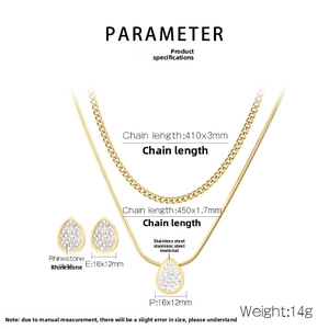 Dettaglio del set collana a cuore dorata a strati e orecchini a goccia con zirconi bianchi