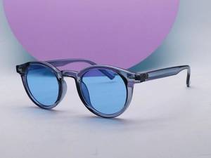 Detailansicht der runden Retro-Sonnenbrille mit blauen Gläsern und lila Rahmen aus 45 Grad