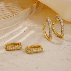 Eleganti orecchini a cerchio dorati a forma di U e ovali con pavé di zirconi scintillanti