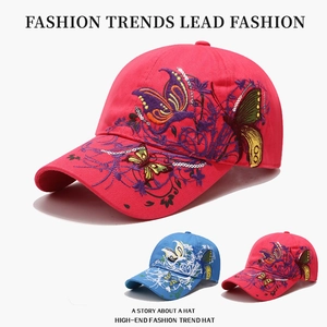 Cappellino da baseball con ricamo a farfalla di paillettes in rosso e blu acceso