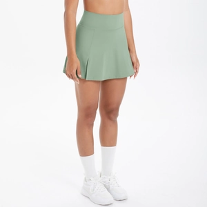 Dettaglio della gonna pantalone da tennis a vita alta con spacco pieghettato verde oliva