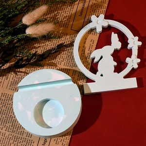 Detailansicht des 3D-Hasen- und Blumen-Silikonform-Sets auf Vintage-Papierhintergrund