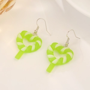 Gros plan de boucles d'oreilles cœur en acrylique torsadé vert et blanc façon bonbon