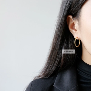 Minimalist S925 sterling silver 20mm round hoop earrings in elegant golden finish for women