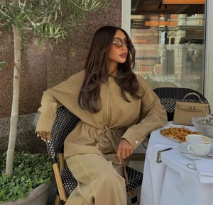 Détail d'une combinaison kaki à jambes larges avec taille réglable au café
