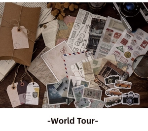 Dettaglio macro di adesivi scrapbooking vintage con farfalle e funghi su legno scuro