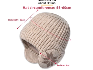 Gedetailleerde gebreide textuur en afmetingen voor de beige wintermuts met oorkleppen