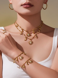 Détail du parure collier et bracelet à breloques cœur creux plaqué or 18k avec nacre