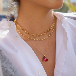 Dettaglio del set di collane a strati placcate oro 18K con ciondolo a cuore rosso scuro